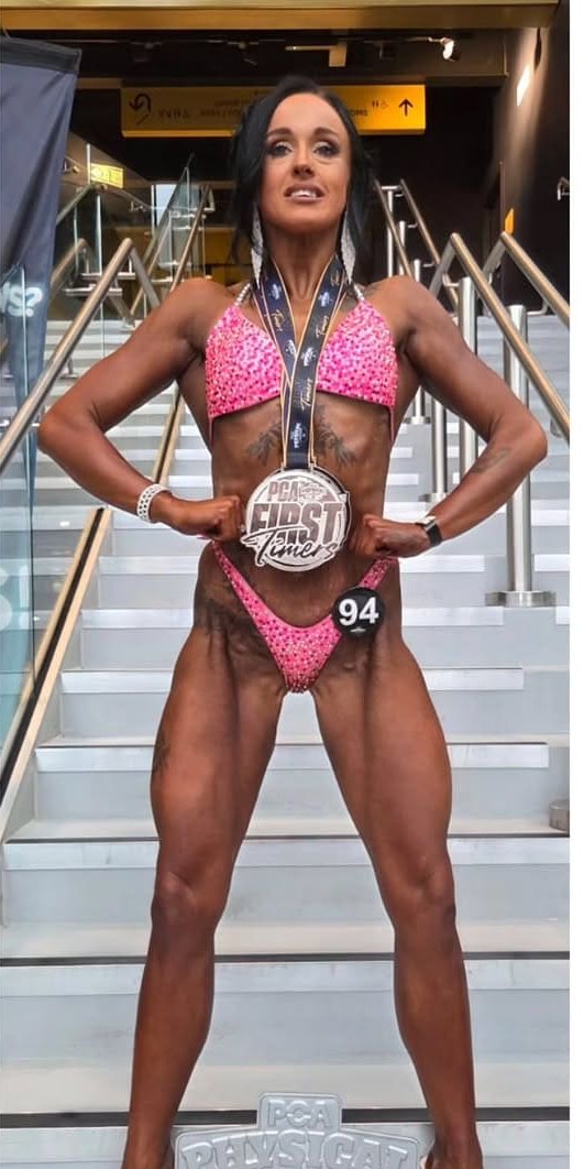 A ProFlow client in a training bikini at the start, and later on stage with a medal.
